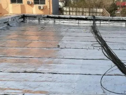 文成卫生间漏水维修公司分享下文成屋面楼顶防水刚性防水层施工要点。